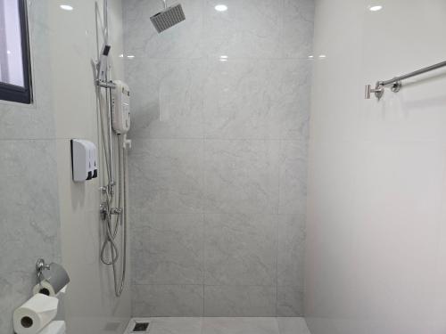 a bathroom with a shower with a glass door at Vanesa Serenity Villa 1 in Ban Chong Phli