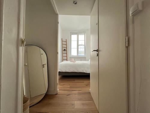 Quiet and sunny charming one-bedroom apartment with views