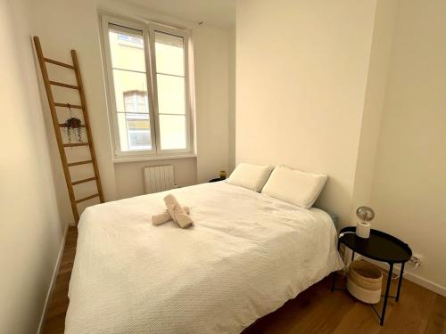 Quiet and sunny charming one-bedroom apartment with views