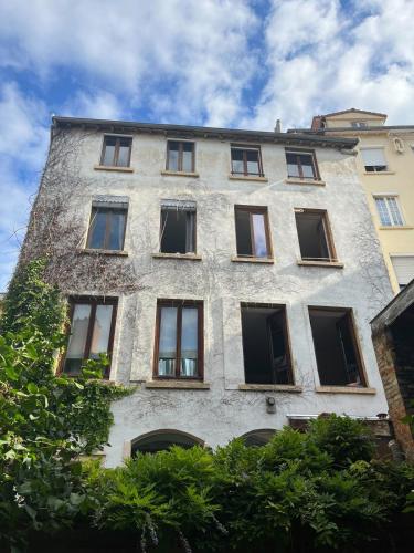 Quiet and sunny charming one-bedroom apartment with views