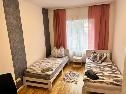 a bedroom with two beds and a window at Casa Delli Gatti in Leipzig
