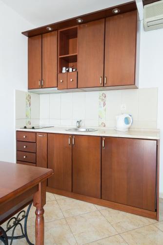 Kuchyň nebo kuchyňský kout v ubytování Apartments Obala Dragovic