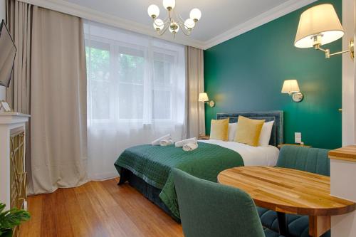 Green & Gold Studio near Vistula by Tyzenhauz