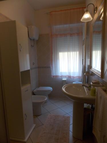 アルバ・アドリアティカにあるAppartamento Magnoliaのバスルーム(洗面台、トイレ、窓付)