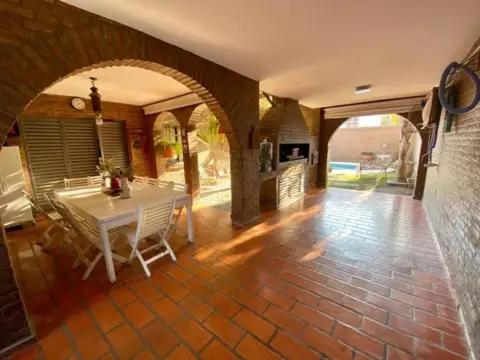 a dining room with a white table in a house at Gravensteen Urca in Córdoba