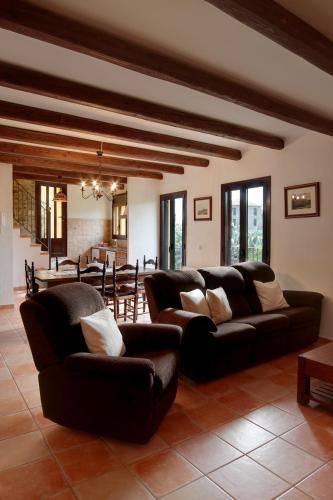 a living room with two couches and a dining room at Vilars 10 in Espolla