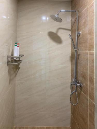 a shower with a glass door in a bathroom at Skyline Z in Mantaak