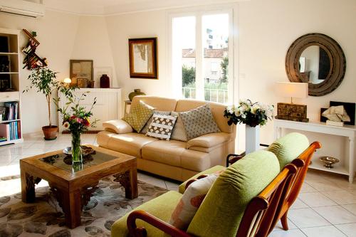 sala de estar con sofá y mesa en Appartement d artiste en Hyères
