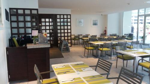 a dining room with tables and chairs in a restaurant at Krystal Urban Cancun & Beach Club in Cancún