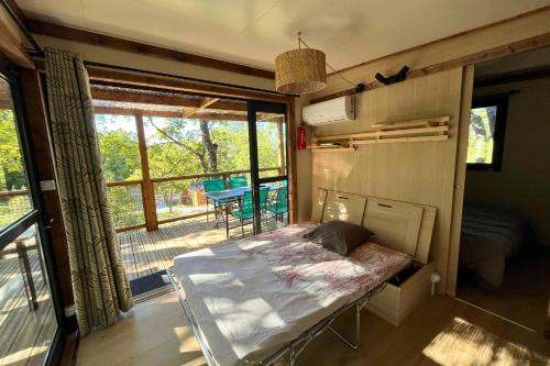 Llit o llits en una habitació de Camping Le Luberon