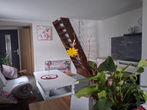 ein Wohnzimmer mit einem Tisch und einigen Pflanzen in der Unterkunft Zimer Nada in Treglwang