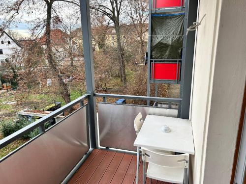 a balcony with a table and chairs and a window at Casa Delli Gatti in Leipzig
