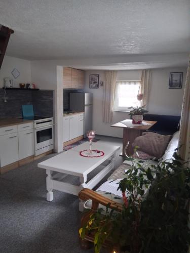 eine Küche mit Sofa und Tisch in einem Zimmer in der Unterkunft Zimer Nada in Treglwang