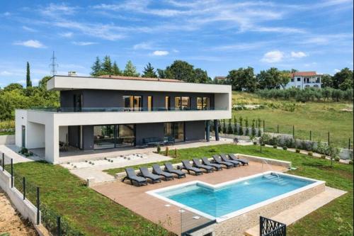 Villa de la Vie with Heated Swimming Pool
