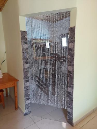 a living room with a mesh wall at Kambana Résidence in Ranomafana