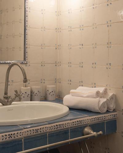 a bathroom with a tub and towels on a counter at Al Casolare in Ofena