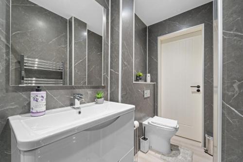 Upper Grove 2 Bedroom Apartment - Edinburgh photo 30
