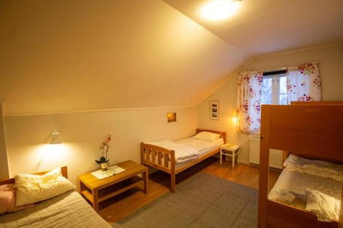 a small bedroom with two beds and a window at Gopshusgården - Rum & Stugor in Mora