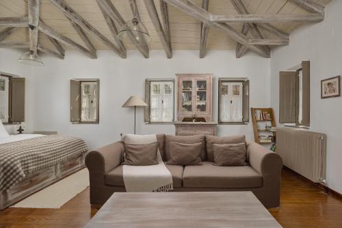 a living room with a couch and a bed at Avragonio in Papingo