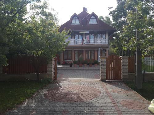 Сад в Dessewffy Guesthouse