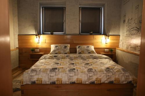 En eller flere senge i et værelse på Apartman Simple