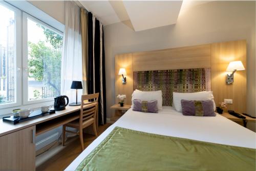 a hotel room with a bed and a desk and a window at Chic&Town Luxury Rooms Piazza del Popolo 1 in Rome