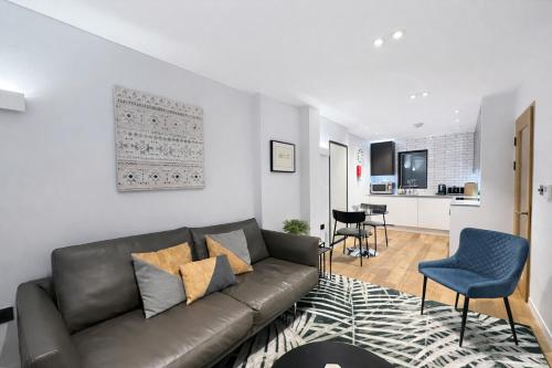 a living room with a couch and a kitchen at Wigmore Suites Serviced Apartments by Globe Apartments in London