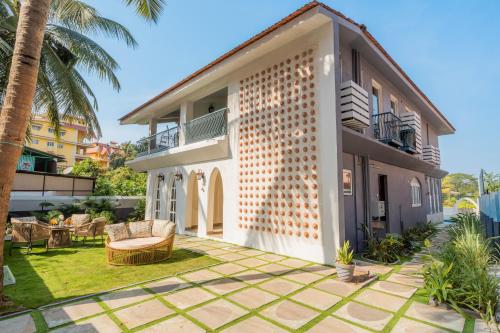 a house with a courtyard with a patio at Casa Mandala by ELIVAAS in Candolim