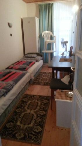 Posteľ alebo postele v izbe v ubytovaní Csokonai guesthouse