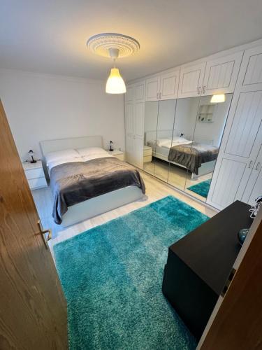 a bedroom with a large bed and a mirror at Oberalm Apartment Gemütliche 2 Zimmer Wohnung in Oberalm