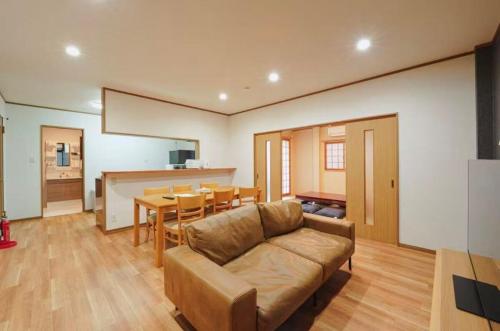 7-Min Tengachaya Luxury Home w Garden, 2-Car parking