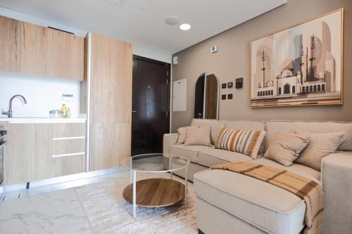 Walk to the Mall! Stylish 1 BR Retreat Maryah