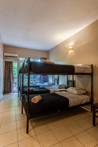 two bunk beds in a room with a window at Beer Hotel Iguazú in Puerto Iguazú