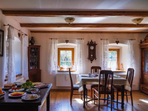 a dining room with a table and chairs at Osada Jeździecka Bata in Mirsk