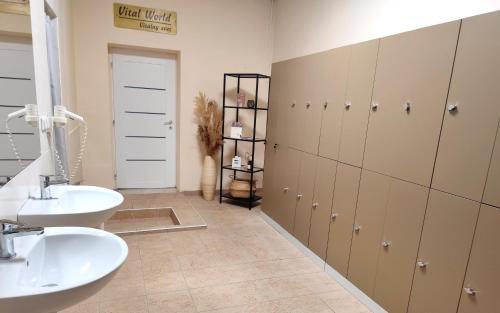 ein Badezimmer mit zwei Waschbecken und einem Spiegel in der Unterkunft Dixon Resort & Wellness in Banská Bystrica