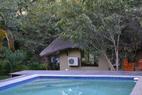 Piscina a Chobe Sunset Chalets o a prop