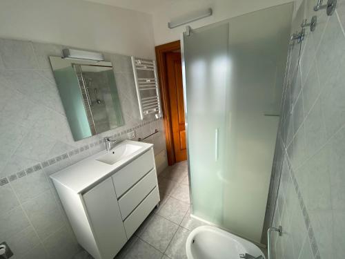 a bathroom with a sink and a shower and a toilet at Da Gin in Bosa Marina