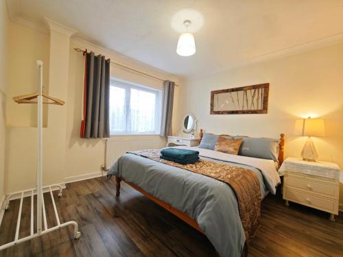 a bedroom with a bed and a window at Spacious 3 Bedroom Home Ample Parking Near Shops in Bridgemary