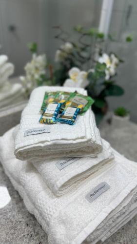 a pile of white towels sitting on top of a counter at Namas 406 Niterói - perto da UFF, Barcas e Praias in Niterói