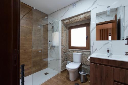 ein Badezimmer mit Toilette, Dusche und Waschbecken in der Unterkunft Quinta do Limite - Agroturismo in Covilhã