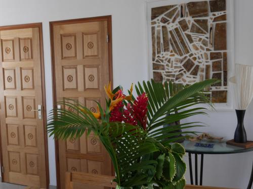 Φωτογραφία από το άλμπουμ του Grande villa avec piscine et jacuzzi, vue mer splendide, proche des plages de Grand Anse et de l'Anse Rodrigue, très calme, sans vis-à-vis σε Terre-de-Haut