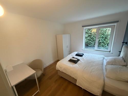 a small bedroom with a bed and a window at businessflat mol center in Mol