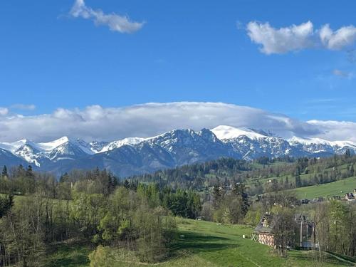 a view of a mountain range with snow covered mountains at Góralski Przystanek Jacuzzi & sauna - dom dla 17 osób in Biały Dunajec