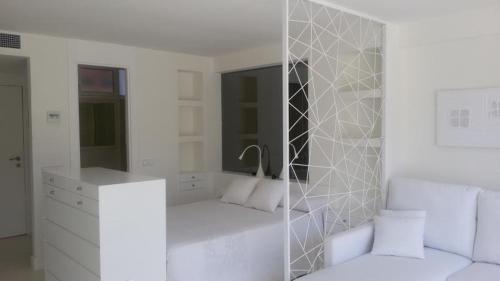 Bright Studio Pool Walk to Beach – Playa Real - Pass the Keys