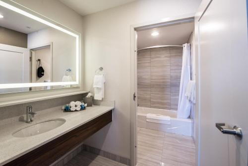 A bathroom at Encore Suites by Service Plus Inns