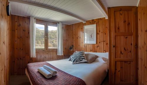 ein Schlafzimmer mit einem großen Bett und einem Fenster in der Unterkunft Camping Boneta in Barruera