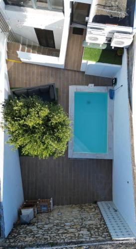 an overhead view of a wall with a blue screen at Casa Rosa in Setúbal