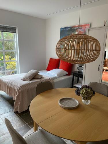 a room with a bed and a table and a bed and a couch at Carlsminde ferielejlighed in Stenstrup