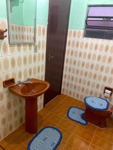 a bathroom with a sink and a toilet at Conforto no Centro da Cidade in Alta Floresta