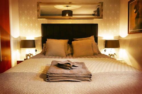 Modern chic apartment, lift access & free parking photo 3